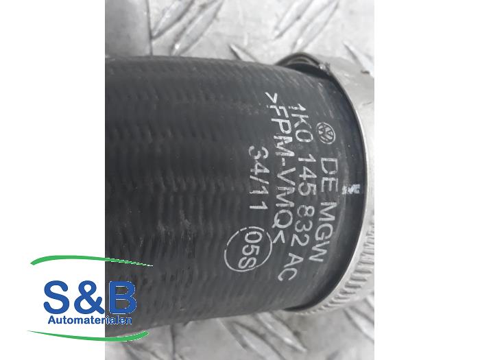 Intercooler Schlauch van een Volkswagen Caddy III (2KA,2KH,2CA,2CH) 2.0 TDI 16V 2013