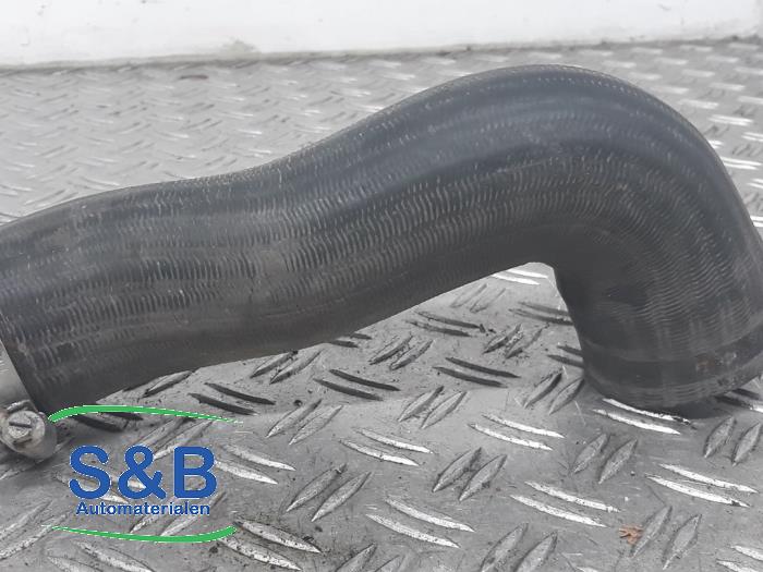 Intercooler Schlauch van een Volkswagen Caddy III (2KA,2KH,2CA,2CH) 2.0 TDI 16V 2013
