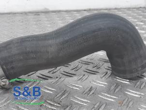 Intercooler Schlauch van een Volkswagen Caddy III (2KA,2KH,2CA,2CH) 2.0 TDI 16V 2013