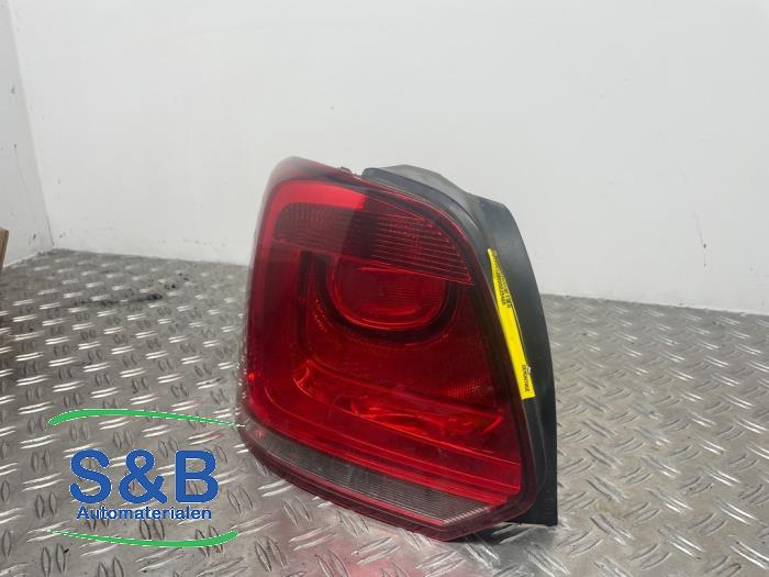 Luz trasera izquierda de un Volkswagen Polo V (6R) 1.2 TSI 16V BlueMotion Technology 2014