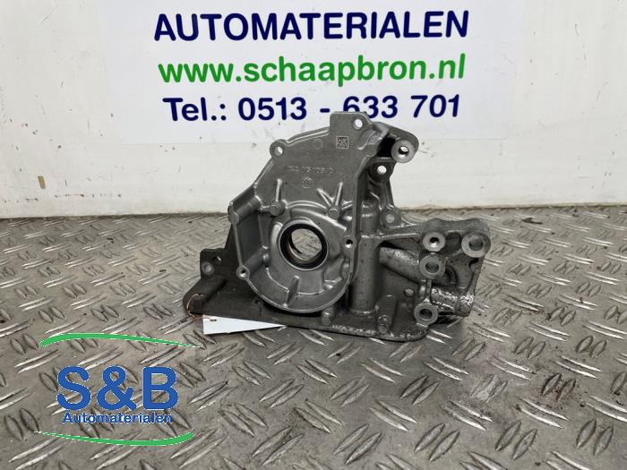 Używane Pompa oleju Volkswagen Polo VI (AW1) 1.0 12V BlueMotion Technology Cena € 40,00 Procedura marży oferowane przez Schaap & Bron