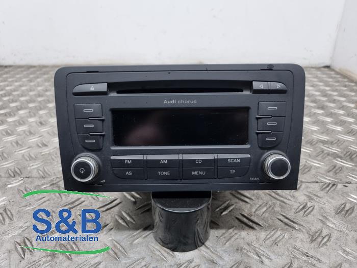 Radio CD player from a Audi A3 Sportback (8PA) 1.6 2008