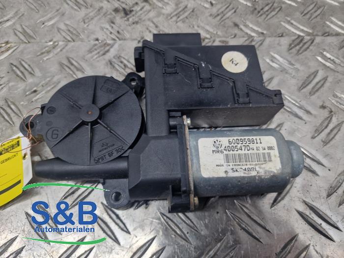 Usados Motor de ventanilla de puerta Skoda Fabia (6Y5) 1.4i 16V Precio € 35,00 Norma de margen ofrecido por Schaap & Bron