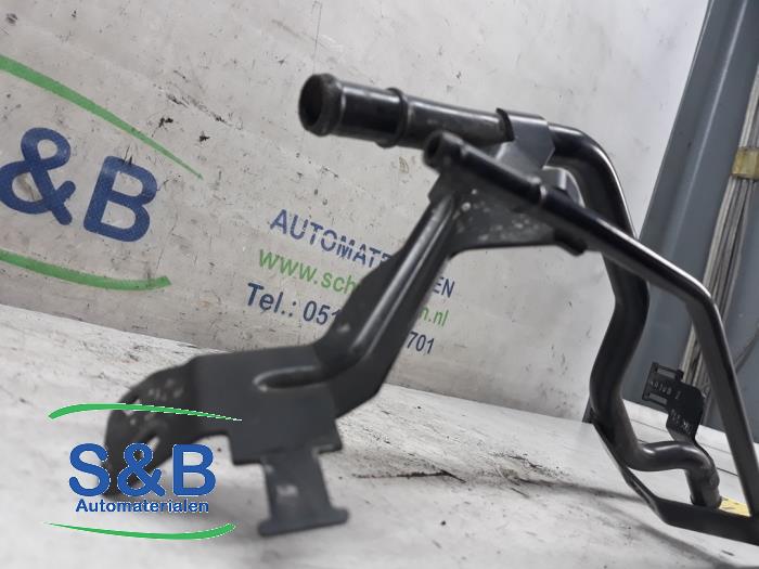 Wasserrohr van een Audi TT (8J3) 3.2 V6 24V Quattro 2011