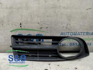 Usagé Pare-chocs grille Volkswagen Caddy Combi III (2KB,2KJ) 1.9 TDI Prix € 16,00 Règlement à la marge proposé par Schaap & Bron