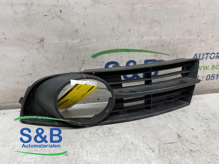 Bumper grille from a Volkswagen Touran (1T1/T2) 1.9 TDI 100 2004