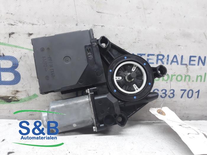 Usados Motor de ventanilla de puerta Volkswagen Golf V (1K1) 1.6 FSI 16V Precio € 40,00 Norma de margen ofrecido por Schaap & Bron