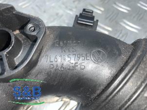Intercooler Rohr van een Volkswagen Touareg (7LA/7L6) 2.5 TDI R5 2006