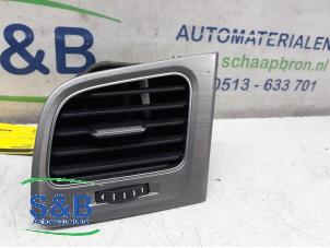 Usados Rejilla de aire de salpicadero Volkswagen Golf VII (AUA) 1.6 TDI 16V Precio € 20,00 Norma de margen ofrecido por Schaap & Bron
