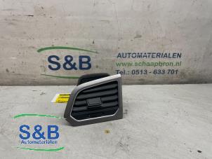 Usados Rejilla de aire de salpicadero Volkswagen Golf Sportsvan (AUVS) 1.2 TSI 16V BlueMOTION Precio € 35,00 Norma de margen ofrecido por Schaap & Bron