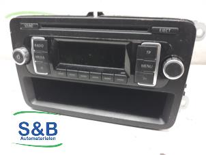 Używane Radioodtwarzacz CD Volkswagen Golf VI (5K1) Cena € 50,00 Procedura marży oferowane przez Schaap & Bron