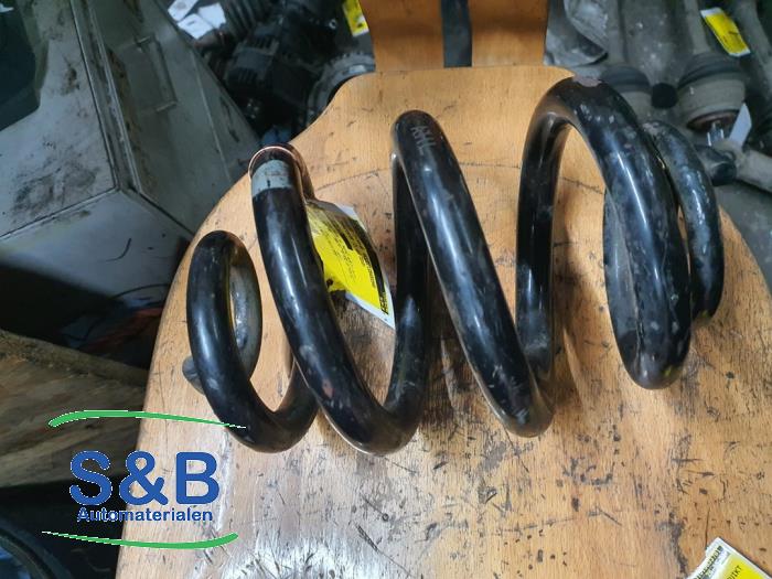 Rear coil spring from a Volkswagen Multivan T5 (7E/7HC/7HF/7HM) 2.0 BiTDI DRF 4Motion 2011