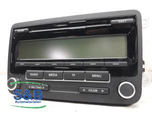 Używane Radioodtwarzacz CD Volkswagen Touran (1T1/T2) 1.4 16V TSI 140 Cena € 35,00 Procedura marży oferowane przez Schaap & Bron