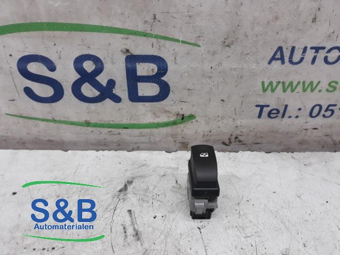 Usados Interruptor de ventanilla eléctrica Renault Twingo II (CN) 1.2 16V Precio € 15,00 Norma de margen ofrecido por Schaap & Bron