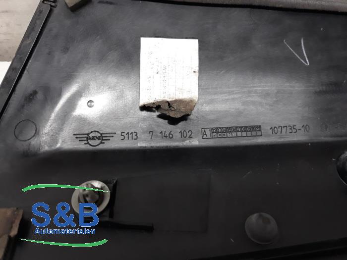 C-style sealing cover right from a MINI Mini (R56) 1.6 16V Cooper S 2006
