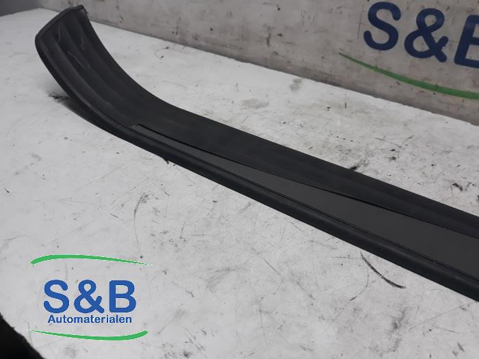 Door sill right from a BMW 5 serie (E60) 520i 24V 2003