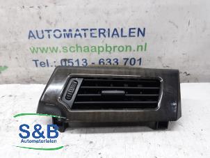 Usados Rejilla de aire de salpicadero BMW 5 serie (E60) 520i 24V Precio € 20,00 Norma de margen ofrecido por Schaap & Bron