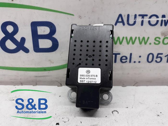 Używane Modul radiowy Volkswagen Golf V (1K1) 1.6 FSI 16V Cena € 10,00 Procedura marży oferowane przez Schaap & Bron