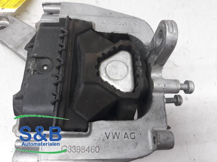Engine mount from a Volkswagen Golf VII Variant (AUVV) 1.4 TSI 16V 2015
