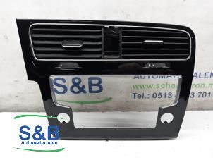 Usagé Grille aération tableau de bord Volkswagen Golf VII (AUA) 1.8 TSI 16V Prix € 50,00 Règlement à la marge proposé par Schaap & Bron