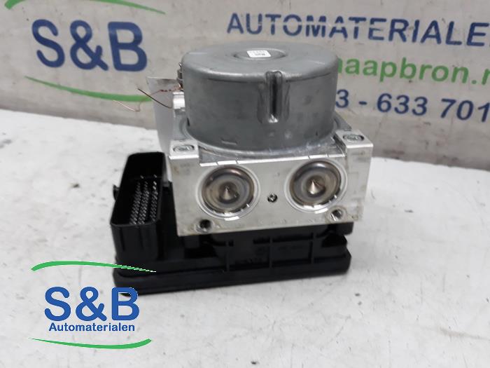 Używane Pompa ABS Volkswagen Golf Sportsvan (AUVS) 1.6 TDI 16V Cena € 149,99 Procedura marży oferowane przez Schaap & Bron