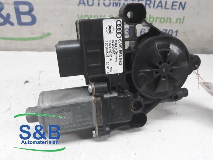 Engine luggage coverage left from a Audi A4 Avant (B9) 2.0 TFSI 16V 2016