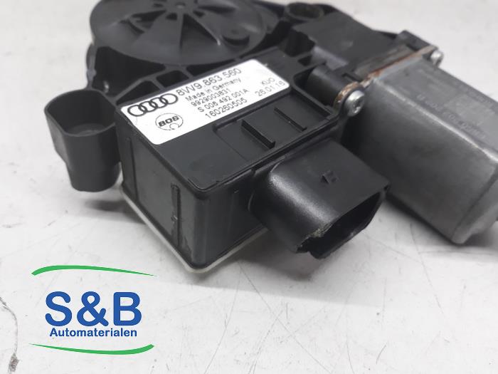 Engine luggage coverage left from a Audi A4 Avant (B9) 2.0 TFSI 16V 2016