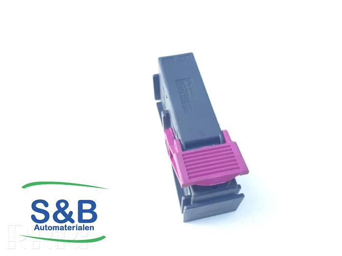 Usados Conector Audi A6 Avant (C6) 2.0 T FSI 16V Precio € 10,00 Norma de margen ofrecido por Schaap & Bron
