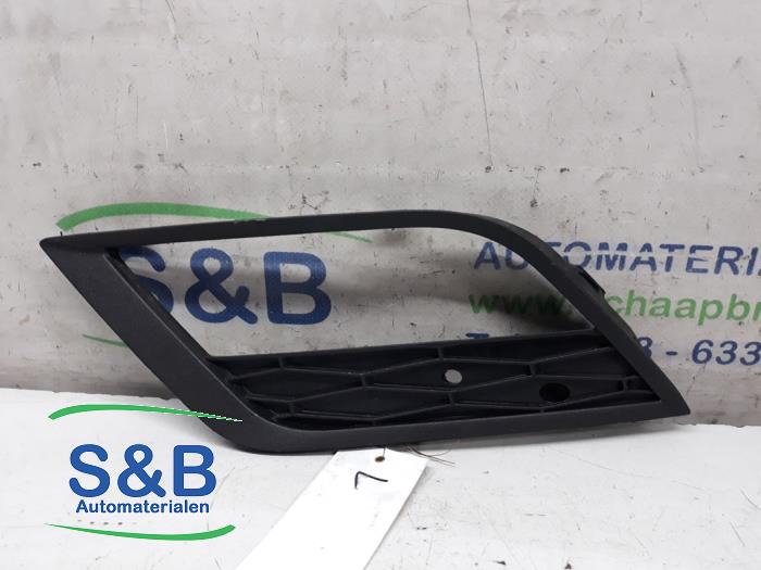 Bumper grille from a Seat Leon (5FB) 1.6 TDI Ecomotive 16V 2014