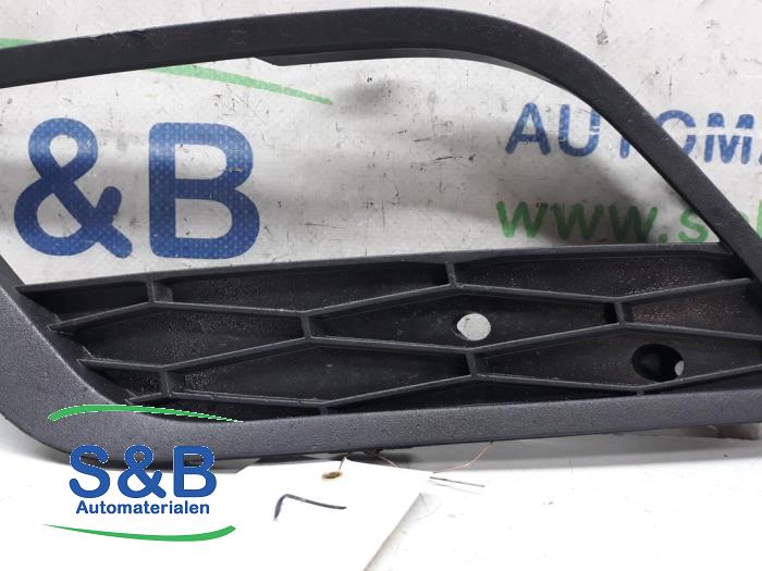 Bumper grille from a Seat Leon (5FB) 1.6 TDI Ecomotive 16V 2014