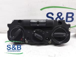 Używane Panel sterowania nagrzewnicy Volkswagen Golf V 4Motion (1K1) 1.9 TDI Cena € 50,00 Procedura marży oferowane przez Schaap & Bron