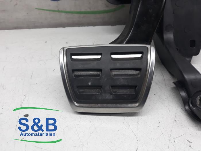 Brake pedal from a Skoda Fabia III Combi (NJ5) 1.4 TDI 16V 90 Greentech 2015