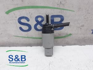 Used Headlight washer pump BMW 3 serie (E90) 318i 16V Price € 20,00 Margin scheme offered by Schaap & Bron