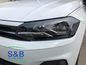Używane Reflektor lewy Volkswagen Polo VI (AW1) 1.0 12V BlueMotion Technology Cena € 173,00 Procedura marży oferowane przez Schaap & Bron