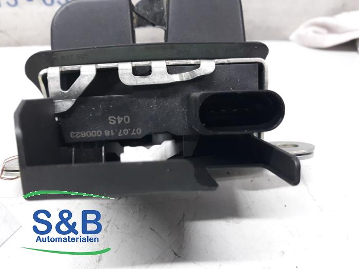 Tailgate lock stop from a Volkswagen Polo VI (AW1) 1.0 TSI 12V BlueMotion 2019