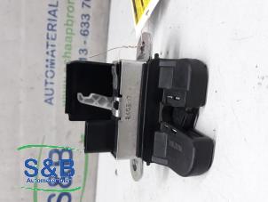 Used Tailgate lock mechanism Volkswagen Passat (3C2) 1.6 Price € 25,00 Margin scheme offered by Schaap & Bron