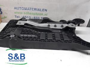 Usados Caja de batería Volkswagen Polo VI (AW1) 1.0 TSI 12V Precio € 30,00 Norma de margen ofrecido por Schaap & Bron