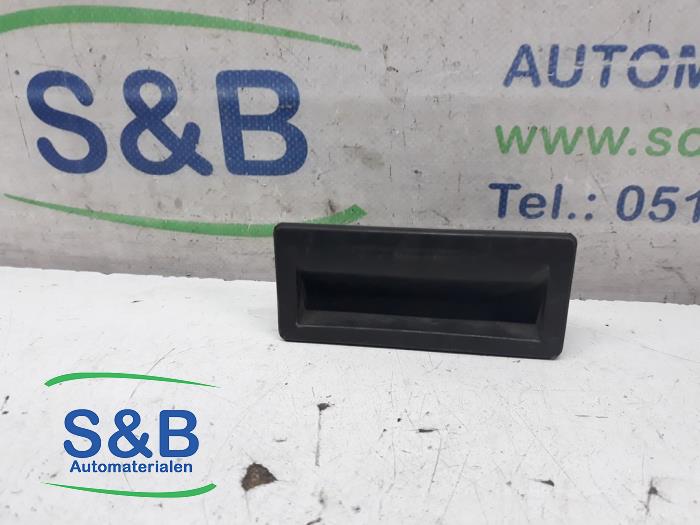 Boot lid handle from a Volkswagen Tiguan (5N1/2) 1.4 TSI 16V 4Motion 2010