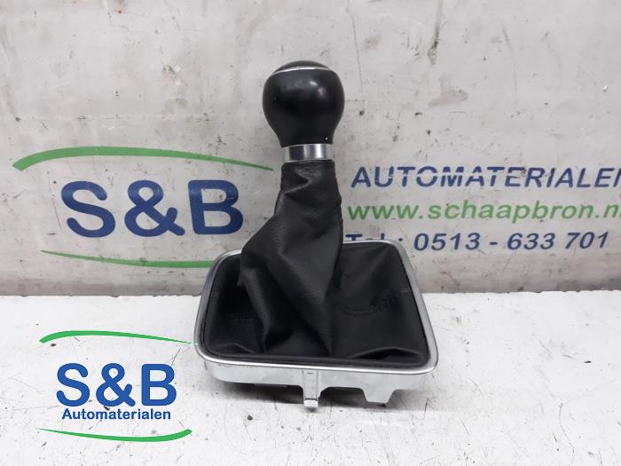 Gear stick cover from a Volkswagen Tiguan (5N1/2) 1.4 TSI 16V 2010