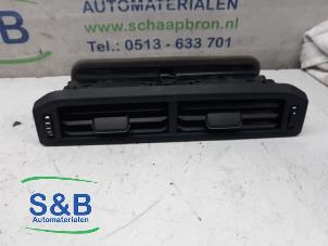 Usagé Grille aération tableau de bord Volkswagen Polo VI (AW1) 1.0 TSI 12V Prix € 30,00 Règlement à la marge proposé par Schaap & Bron