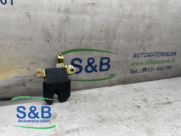 Tailgate lock