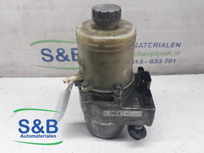 Power steering pump from a Seat Cordoba (6L2) 1.4 16V 2003