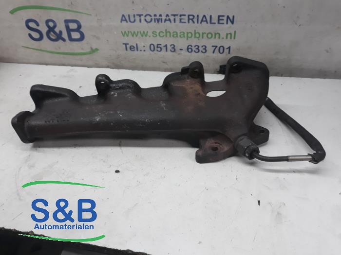 Exhaust manifold from a Mercedes-Benz CLA Shooting Brake (117.9) 1.6 CLA-180 16V 2017