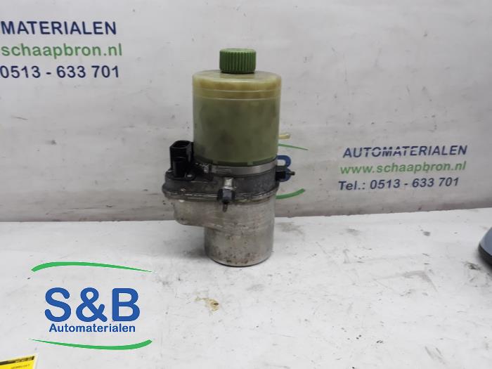 Power steering pump from a Volkswagen Polo IV (9N1/2/3) 1.4 TDI 80 2008