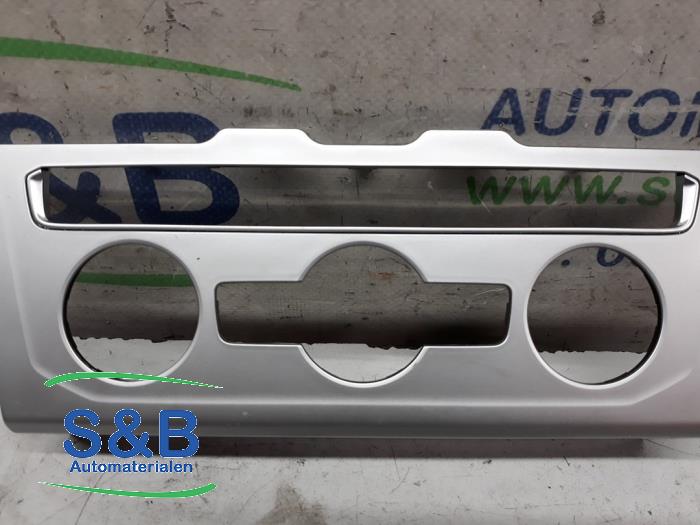 Dashboard decoration strip from a Volkswagen Passat Variant (3G5) 1.6 TDI 16V 2015
