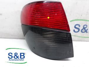 Używane Tylne swiatlo pozycyjne lewe Peugeot 406 Break (8E/F) 1.8 16V Cena € 35,00 Procedura marży oferowane przez Schaap & Bron