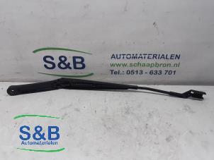 Usagé Bras essuie-glace avant Volkswagen Golf VII (AUA) Prix € 30,25 Prix TTC proposé par Schaap & Bron