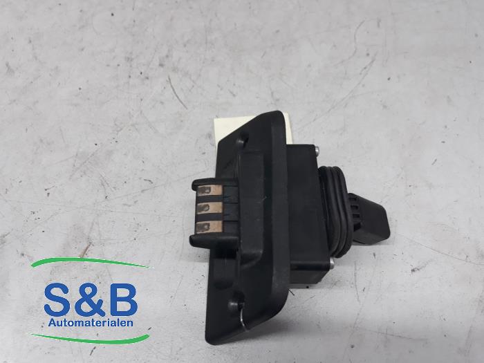Sliding door contact joint