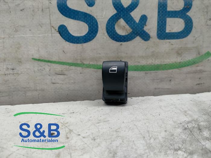 Usados Interruptor de ventanilla eléctrica BMW 1 serie (E87/87N) 118d 16V Precio € 10,00 Norma de margen ofrecido por Schaap & Bron