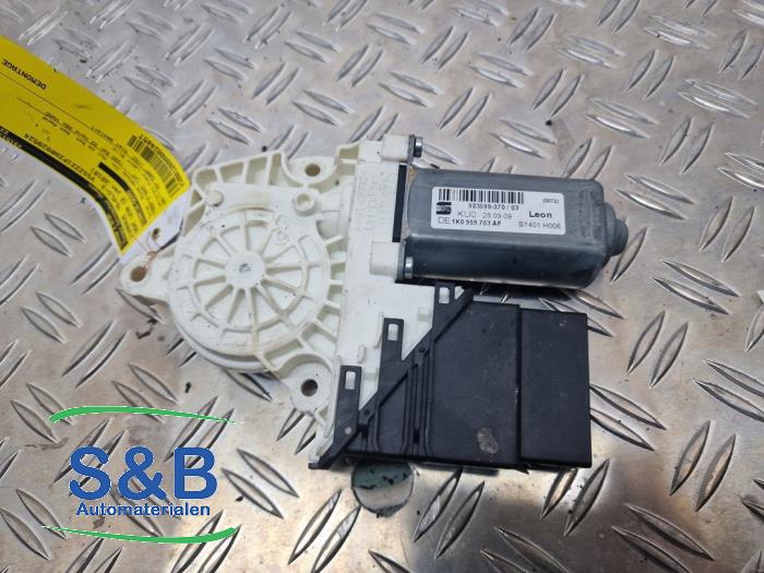 Usados Motor de ventanilla de puerta Seat Leon (1P1) 1.4 TSI 16V Precio € 45,00 Norma de margen ofrecido por Schaap & Bron